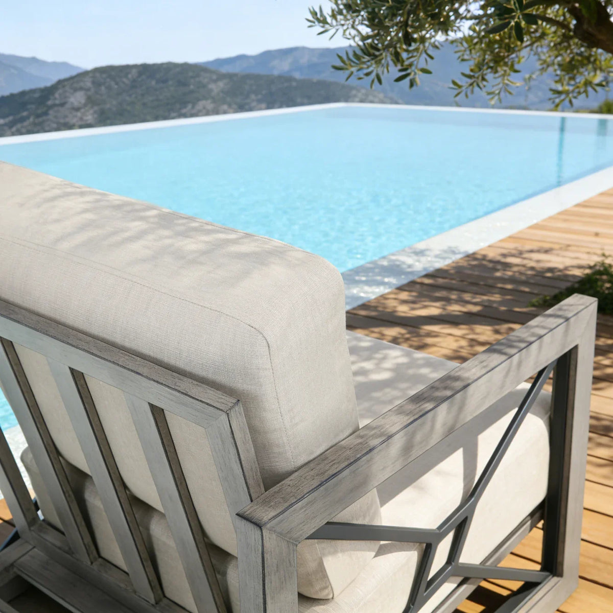 Marindo Patio 4 Swivel Lounge Chairs and Round Coffee Table