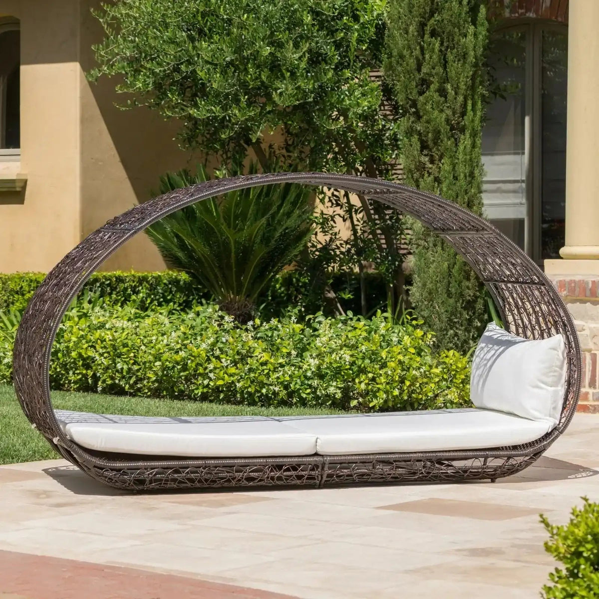 Abigal Outdoor Wicker Daybed with Cushion – Contemporary Patio Lounge