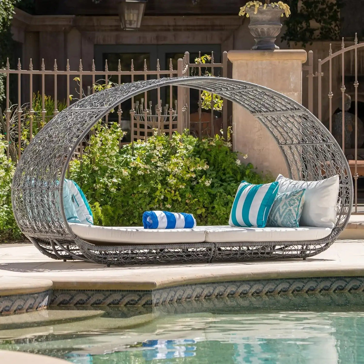 Abigal Outdoor Wicker Daybed with Cushion – Contemporary Patio Lounge